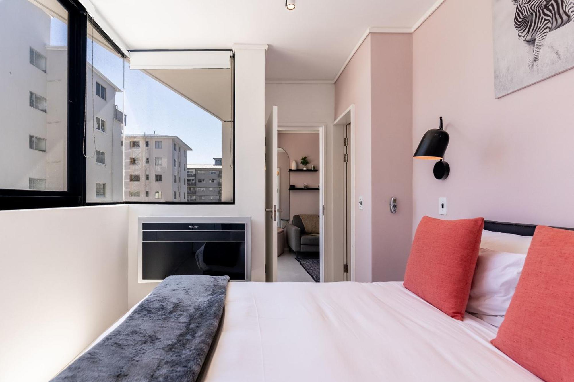 Flamingo 302: Sea Point Aprt With Sea Views * Cape Town
